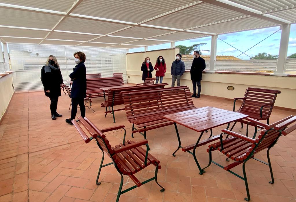 In biblioteca all'aria aperta: riaperta la terrazza esterna della 