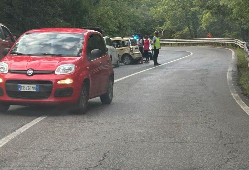 Incidente stradale sulla Cassia Nord: auto sbanda a causa della pioggia