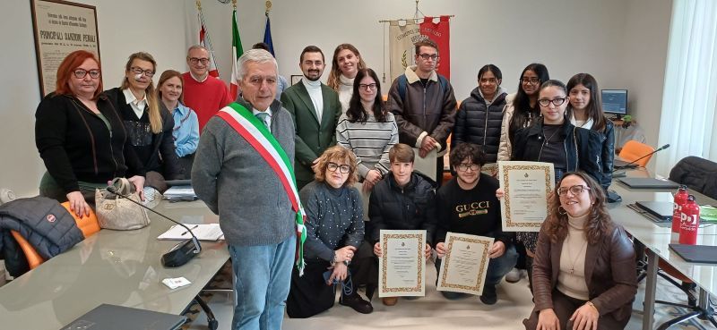 Studenti certaldesi ricevuti nella sala consiliare per la consegna delle borse di studio intitolate al Pro. Paolo Turchi e al Dott. Mauro Turini