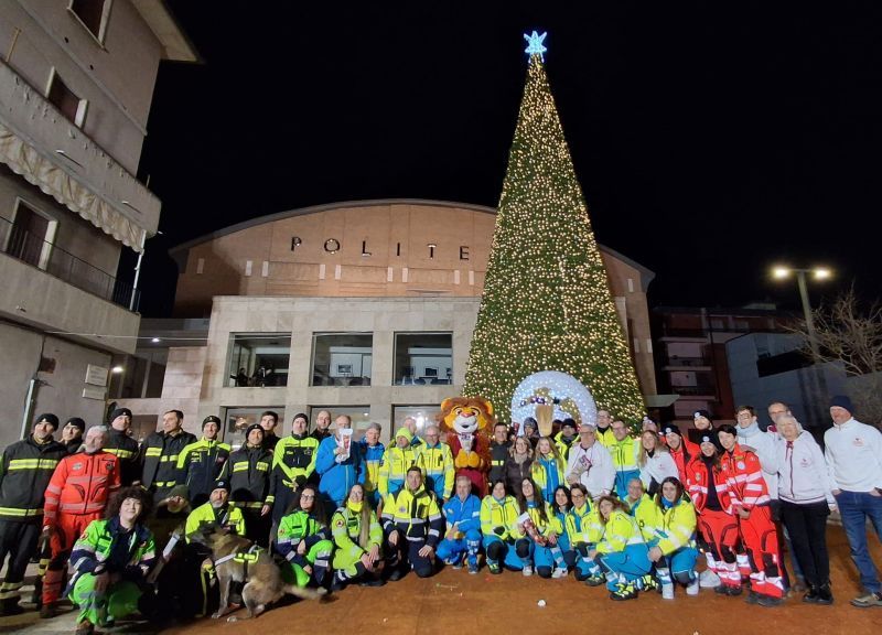 La Befana dal tetto del Politeama incanta Poggibonsi: centinaia in centro