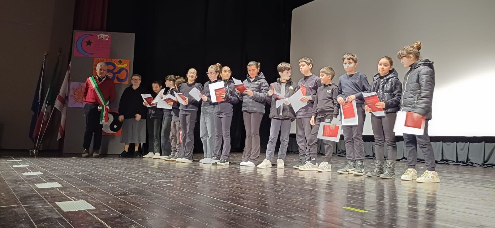 Festa della Toscana: a Certaldo protagonisti i ragazzi delle classi 5^ a cui &egrave; stata regalata la Costituzione italiana