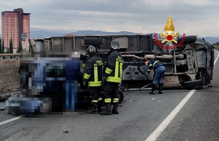 Fi-Pi-Li nel caos: furgone ribaltato all'altezza del Viadotto dell'Indiano, traffico bloccato