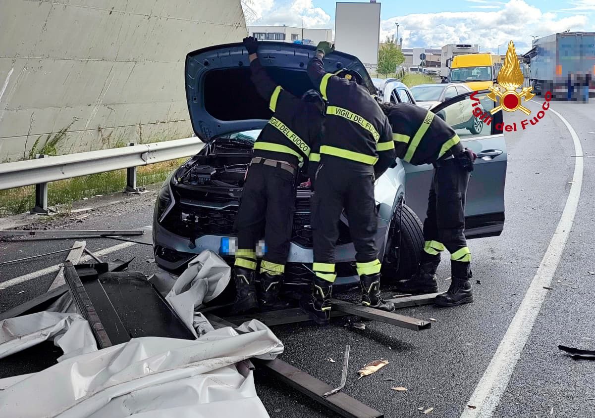Camion si schianta contro il sottopasso della FiPiLi a Empoli: travolta un&rsquo;auto, una persona ferita