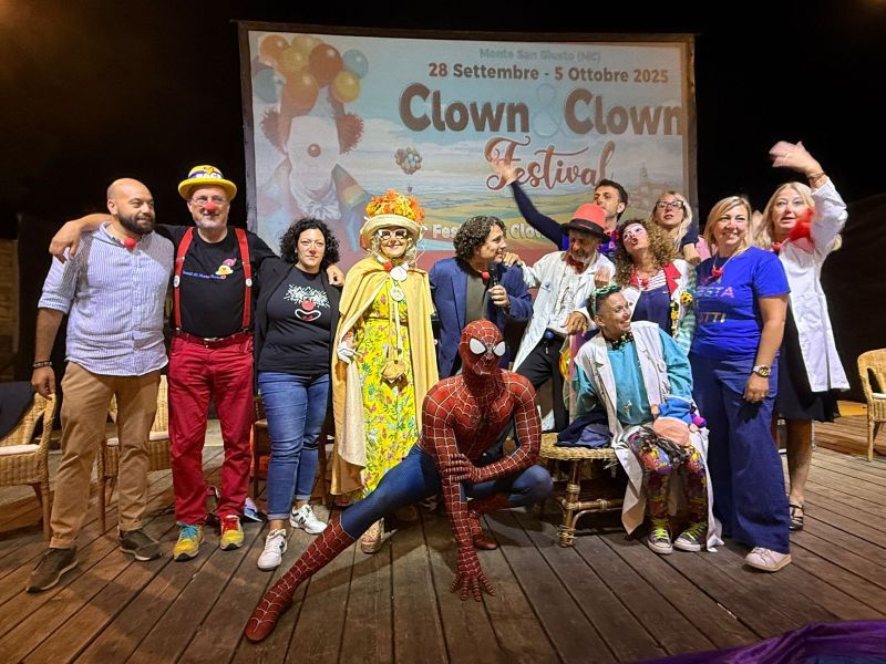 Supereroi a San Casciano: L'incontro tra Spiderman e Zia Caterina scalda i cuori alla Festa del Volontariato